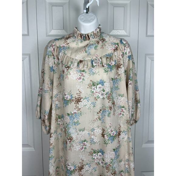 Vintage JaneM Honolulu House Dress Muu Muu Cream Floral Modest House Robe Medium - Picture 2 of 7